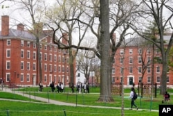 Vrhovni sud razmatra tužbe protiv politike Univerziteta Severne Karoline i Harvarda, u kojoj se rasa smatra jednom od brojnih faktora u projceni prijava studenata, 27. aprila, 2022. (Foto: AP/Charles Krupa)