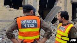 در حملات انتحاری و انفجاری شش مهاجم بر یک مرکز پولیس در دیره اسماعیل خان پاکستان ۲۳ نفر کشته شد.