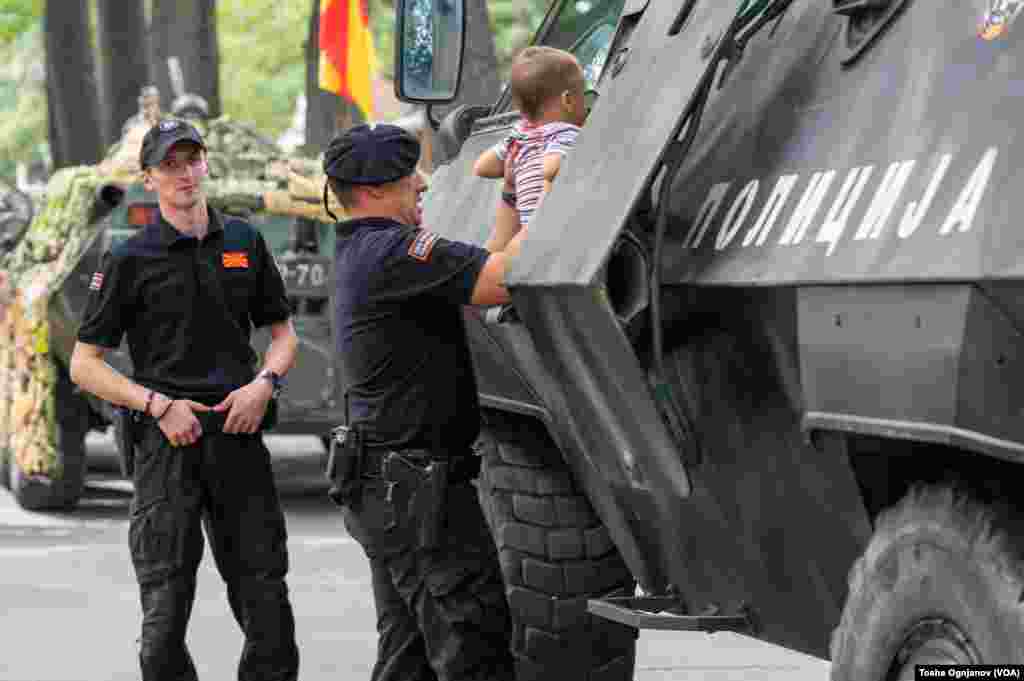 Денот на независноста одбележан со показни вежби и изложба на полициска и воена опрема во Градскиот парк