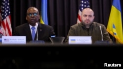 Američki sekretar za odbranu Loyd Austin i ukrajinski ministar odbrane Rustem Umerov na sastanku Kontakt grupe za odbranu Ukrajine, 19. marta 2024. u američkoj vojnoj bazi Ramštajn u Njemačkoj. (Foto: Rojters)/Thilo Schmuelgen
