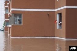 中国河北涿州民众被洪水围困家中救助救援。（2023年8月2日）