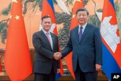 រូបឯកសារ៖ នាយករដ្ឋមន្ត្រីកម្ពុជា លោក ហ៊ុន ម៉ាណែត ចាប់ដៃជាមួយប្រធានាធិបតីចិនលោក Xi Jinping ក្នុងអំឡុងជំនួបមួយ នៅទីក្រុងប៉េកាំង ប្រទេសចិន កាលពីថ្ងៃទី ១៥ ខែកញ្ញា ឆ្នាំ ២០២៣។ (Cambodia's Prime Minister Telegram via AP)