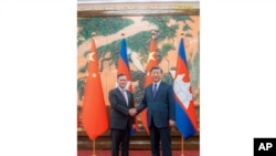 នាយករដ្ឋមន្ត្រីកម្ពុជា លោក ហ៊ុន ម៉ាណែត ចាប់ដៃជាមួយប្រធានាធិបតីចិនលោក Xi Jinping ក្នុងអំឡុងជំនួបមួយ នៅទីក្រុងប៉េកាំង ប្រទេសចិន កាលពីថ្ងៃទី ១៥ ខែកញ្ញា ឆ្នាំ ២០២៣។ (Cambodia's Prime Minister Telegram via AP)