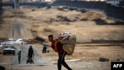 ពលរដ្ឋ​ប៉ាឡេស្ទីន​ភៀសខ្លួន​ចេញ​ពី​ទីក្រុង​ Rafah ភាគខាងត្បូងតំបន់​ហ្កាហ្សា កាលពីថ្ងៃទី១៣ ខែឧសភា ឆ្នាំ២០២៤។ 