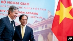 El secretario de Estado de Estados Unidos, Antony Blinken, a la izquierda, y el ministro de Relaciones Exteriores de Vietnam, Bui Thanh Son, se reúnen en la Casa de Huéspedes del Gobierno en Hanoi, Vietnam, el sábado 15 de abril de 2023.