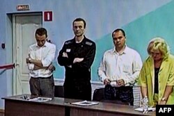 ภาพที่บันทึกจากหน้าจอคอมพิวเตอร์ แสดงให้เห็นหน้าของ อเล็กเซ นาวาลนี ผู้นำการต่อต้านรัฐบาลรัสเซียที่ถูกคุมขังอยู่แล้ว (ที่ 2 จากทางซ้าย) ขณะรับฟังคำพิพากษาในอาณานิคมทัณฑสถานความมั่นคงสูงสุด ในแคว้นวลาดิเมียร ของรัสเซีย เมื่อวันที่ 4 ส.ค. 2023