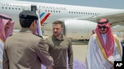 FILE - Picha na Shirika la Habari la Saudi Arabia: Rais wa Ukraine Volodymyr Zelenskyy, katikati, akipokelewa na Prince Badr Bin Sultan, kulia, uwanja wa ndege wa Jeddah, Saudi Arabia, May 19, 2023.