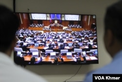 អ្នកសារព័ត៌មាន មកស្តាប់ការអនុម័តសេចក្តីព្រាងច្បាប់«វិសោធនកម្មច្បាប់បោះឆ្នោត» ក្នុងរដ្ឋសភា នៅរាជធានីភ្នំពេញ នាថ្ងៃទី២៣ ខែមិថុនា ឆ្នាំ២០២៣។(លាស់ លីបលីប/ វីអូអេ)