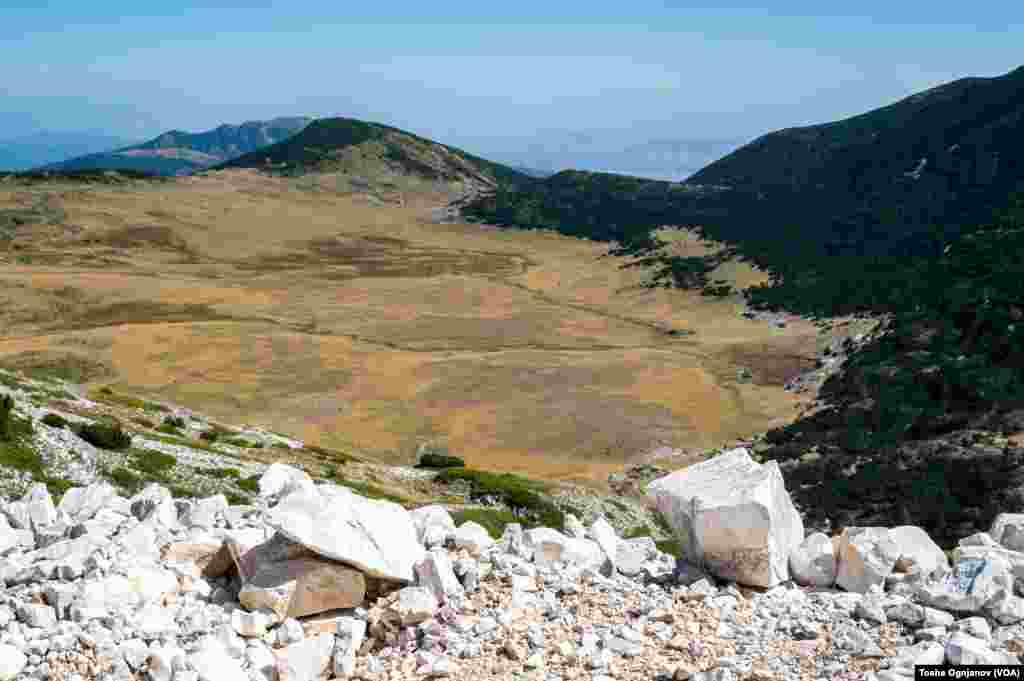 Солунска глава, 2.540 метри надморска висина. Врв од кој се гледа речиси целата држава, но и загадувањето надвиснато над скопската котлина