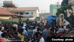 កម្មកររោងចក្រ R.G Footwear (Cambodia),.Ltd ជួបជុំតវ៉ាដើម្បីស្វែងរកដំណោះស្រាយលើប្រាក់ឈ្នួលនិងអត្តប្រយោជន៍ផ្សេងៗ សម្រាប់កម្មករ ថ្ងៃទី២៥ ខែមីនា ឆ្នាំ២០២៤។ (Facebook / Central)