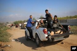 تصویری از شانی لوک، شهروند ٢٢ ساله اسرائیلی-آلمانی، پشت یک وانت‌بار که در حمله تروریستی ۱۵ مهر توسط چند تروریست فلسطینی ربوده شد