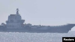 日本防衛省提供的畫面顯示2023年4月10日戰機飛離中國“山東號”航母的照片。