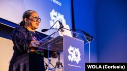 Olimpia Montoya recibe el Premio WOLA de Derechos Humanos 2024 durante la ceremonia del 50 aniversario de la organización en Washington el 9 de mayo.