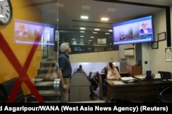 Voqealar rivojini kuzatayotgan eronliklar, Tehron, 19-may, 2024.