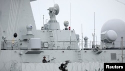 中国一艘海军舰艇正在南非港口停靠，准备参加三国联合海军演习。（2023年2月21日）