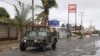 Un vehículo de la marina conduce a lo largo de una calle en la ciudad costera de Barra de Navidad, en Jalisco a lo largo de la costa del Pacífico de México, el 25 de mayo de 2012. 