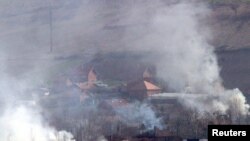 Zapaljene kuće u srpskom selu Svinjare, blizu Mitrovice, 18. mart 2004.