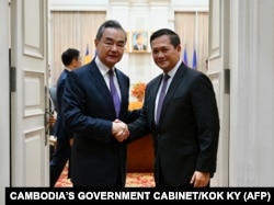 រូបឯកសារ៖ លោក ហ៊ុន ម៉ាណែត ដែល​នឹង​ឡើង​កាន់​អំណាច​ជា​នាយករដ្ឋមន្ត្រី​ថ្មី​ចាប់​ពី​ថ្ងៃ​ទី ២២ ខែ​សីហា​ខាង​មុខ​នេះ ជួប​ប្រជុំ​ជាមួយរដ្ឋមន្ត្រី​ការ​បរទេស​ចិន​លោក Wang Yi (វ៉ាង យី) នៅ​រាជធានី​ភ្នំណេញ កាល​ពី​ថ្ងៃ​ទី​១៣ ខែ​សីហា ឆ្នាំ​២០២៣។