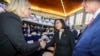 ARCHIVO- La presidenta de Taiwán, Tsai Ing-wen, centro, es recibida antes de una reunión de liderazgo bipartidista en la Biblioteca Presidencial Ronald Reagan en Simi Valley, California, el 5 de abril de 2023.