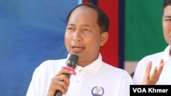 រូបឯកសារ៖ លោក អាត់ ធន់ ប្រធានសហភាពការងារកម្ពុជា (CLC) ថ្លែងក្នុងទិវាពលកម្មអន្តរជាតិលើកទី១៣៨ នៅសួនច្បារក្រុមប្រឹក្សាអភិវឌ្ឍកម្ពុជា (CDC) នាថ្ងៃទី១ ខែឧសភា ឆ្នាំ២០២៤។ (លាស់ លីបលីប/វីអូអេ)
