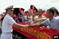 រូបឯកសារ៖ ពលរដ្ឋស្វាគមន៍មេបញ្ជាការរបស់​នាវា​ហ្វឹកហ្វឺន Qijiguang របស់ចិនលោក Shao Shuguang ពេលសំចត​នៅ​កំពង់ផែ​ព្រះសីហនុ នៅខេត្ត​ព្រះសីហនុ កាលពីថ្ងៃទី១៩ ខែឧសភា ឆ្នាំ២០២៤។