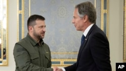 El presidente de Ucrania, Volodymyr Zelenskyy, saluda al secretario de Estado de Estados Unidos, Antony Blinken, antes de una reunión en Bankova en Kiev, Ucrania, el miércoles 6 de septiembre de 2023.