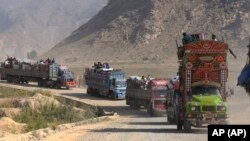 
افغان کډوال غوښتنه کوي چې د پاکستان، د طالبانو حکومت اؤ د ملګرو ملتونو د کډوالو اداره دې د کډوالو د ستنولو کشاله په جوړ جاړي سره هواره کړي