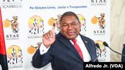 Filipe Nyusi, Presidente de Moçambique, exibe o dedo depois de votar nas sextas Eleições Autárquicas.