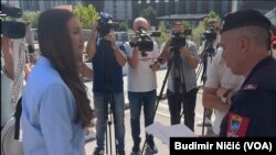 Grupa žena predaje pismo namenjeno komandantu KFOR-a (VOA/Budimir Ničić)