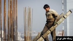 فعالان کارگری همچنان برای ترمیم دستمزدها در سال ۱۴۰۲ تلاش می‌کنند.