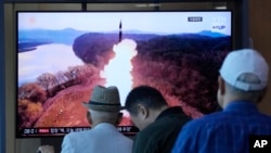 Sejumlah warga menyaksikan berita terkait peluncuran rudal Korea Utara di layar televisi yang terpasang di salah satu stasiun kereta api di Seoul, Korea Selatan, pada 26 Juni 2024. (Foto: AP/Ahn Young-joon)