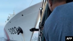 ภาพการชนกันของเรื่องยามฝั่งจีน (ซ้าย) กับเรือฟิลิปปินส์ (ขวา) วันที่ 22 ต.ค. 2023 ที่เขตสันดอน Second Thomas Shoal. (AFP/Armed Forces of the Philippines)