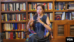 워싱턴을 방문한 엘리자베스 살몬 유엔 북한인권특별보고관이 15일 VOA와 인터뷰를 하고 있다.