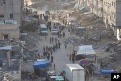 Палестинці на руїнах після атаки сил Ізраїлю на Хан-Юніс, 15 травня 2024 року