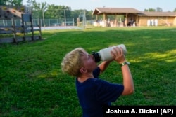 Seorang peserta kemping sedang minum, 20 Juni 2024, di YMCA Camp Kern di Oregonia, Ohio, saat gelombang panas pertama musim panas melanda AS. (Foto: AP/Joshua A. Bickel)