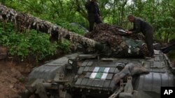 Украинските војници од 65-та бригада го подготвуваат својот тенк за следната операција за одбрана на своите позиции на фронтот во регионот Запорожје, Украина, 18 април 2024 година