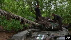 Ukrainian servicemen of the 65th brigade prepare their tank for the next operation to defend their positions at the frontline in Zaporizhzhia region, Ukraine, April 18, 2024. 