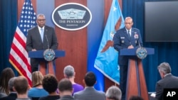 Sekretar za odbranu Lojd Ostin i načelnik združenog Generalštaba američkih snaga Sikju (CQ) Braun mlađi na konferenciji za novinare u Vašingtonu (Foto: AP/Kevin Wolf)