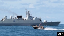 កងទ័ង​ជើង​ទឹក​កម្ពុជា​ជិះកាណូតឆ្ពោះទៅកាន់​នាវា​ចម្បាំង​របស់​ចិន​ក្នុង​អំឡុង​សមយុទ្ធយោធា«នាគមាស​ឆ្នាំ​២០២៤» នៅខេត្ត​ព្រះសីហនុ កាលពីថ្ងៃទី២៤ ខែឧសភា ឆ្នាំ២០២៤។ 