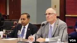 资料照片：众议院中共问题特设委员会召开圆桌会议讨论香港现状。图右为委员会主席约翰·穆勒纳尔，左为委员会首席民主党人拉贾·克里希纳莫提。（2024年5月23日，美国之音记者李逸华拍摄）