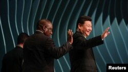 Rais wa China Xi Jinping akipungia mkono wakati wa mkutano wa kilele wa BRICS uliofanyika Brazili, Novemba 13, 2019. Picha na REUTERS/Ueslei Marcelino.