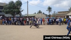 Eleitores fazem a fila para votar nas Eleições Autárquicas em Moçambique.