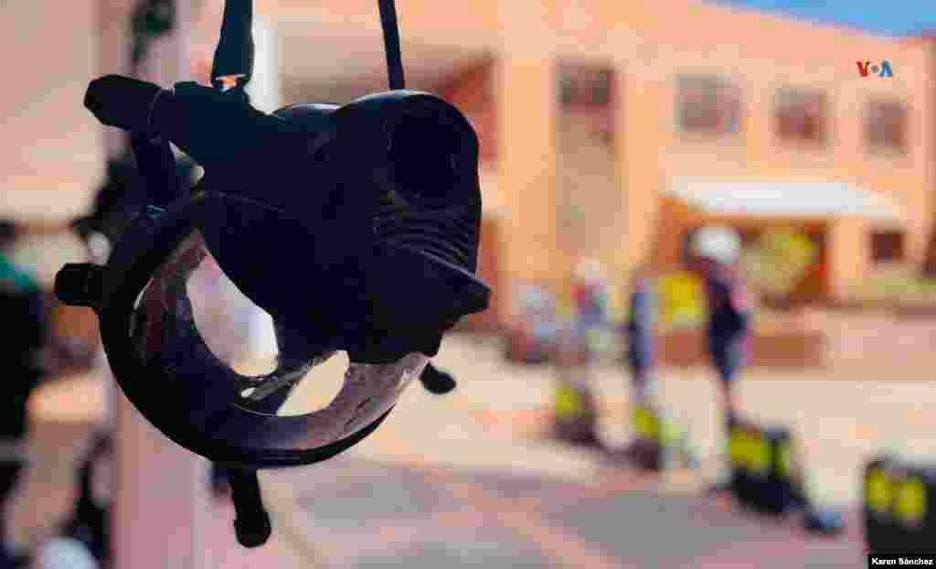 Las máscaras les permiten a los socorredores mineros respirar con tranquilidad, en atmósferas contaminadas. [Foto: Karen Sánchez, VOA]