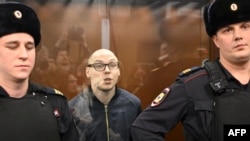 Artyom Kamardin aliyesimama (C) wakati akisomewa hukumu katika mahakama huko Moscow hapo Desemba 28, 2023.