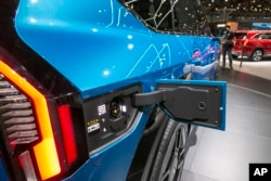 Port za punjenje električnog vozila Kia EV9 Sport jutiliti sa pogonom na baterije, koji može da preveze sedam ljud, prikazan je na Međunarodnom sajmu automobila u Njujorku, 6. aprila 2023.