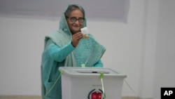 شیخ حسینه، صدراعظم بنگله‌دیش، هنگام رای دادن در انتخابات سراسری هفتم جنوری