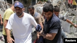 ชาวปาเลสไตน์เคลื่อนย้ายร่างผู้เสียชีวิตออกจากที่ทำการ UNRWA ในกาซ่าซิตี้ หลังถูกอิสราเอลโจมตี เมื่อ 23 มิ.ย. 2567