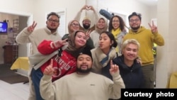 Diaspora Muslim Indonesia, Andriana Wirrotama (mengenakan baju merah) bersama teman-teman di acara buka puasa bersama di masjid IMAAM Center, Maryland (dok: Andriana Wirrotama)
