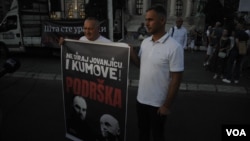 Predstavnici opozicije Srđan MIlivojević i Miroslav Aleksić ispred plakata podrške smenjenim policijskim inspektorima (foto: FoNet)