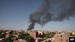 Пентагон позиционира воени сили во близина на Судан за да помогне во евакуацијата на персоналот на Амбасадата на САД во Картум, доколку е потребно. Државниот секретар Ентони Блинкен и другите лидери се залагаат за прекин на огнот барем до недела.